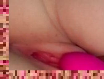 Esposa usando seu vibrador rosa na bucetinha molhada