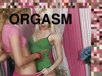 Curvy Babes Ashley Jane And Kira Lanai Dildo Fuck To Orgasm!