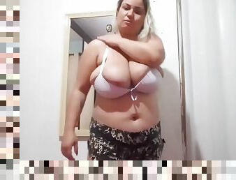 Youtuber Gleice Leitinynho - Brazilians with huge boobs try on bras