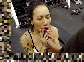 Hottie receives proper dick to play with down at the gym