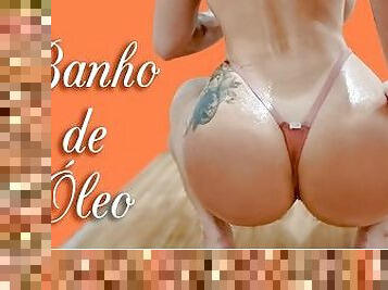 Brenda Loyola toma banho de óleo