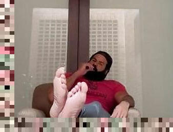 Alpha Daddy show off his masculine feet to his slaves
