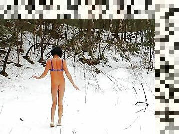 I&#039;m walking in the snow naked