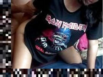 Flaca rockera argenta cogida con remera de iron maiden