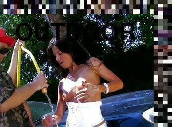 Naked brunette with thin lines screams for more in outdoor XXX