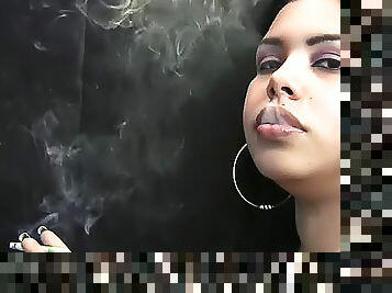 latin-amerikalı-kadın, fetiş, tek-kişilik, sigara-içme, esmer-kadın