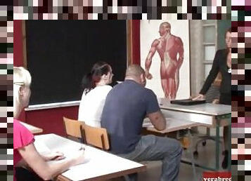 Milf Lehrerin mit dicken Naturtitten verführt einen Studenten zum Sex im Klassenzimmer