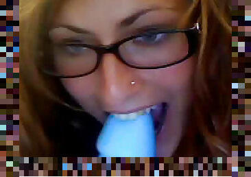 Babe in glasses fuck her asshole with a blue dildo