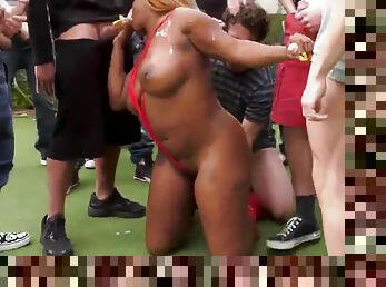 Thick Ebony Babe Outdoor Facial And Bukkake