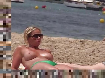 tetas-grandes, madurita-caliente, cámara, playa, espía, voyeur, bikini