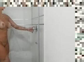 Une belle femme algérienne sur la douche