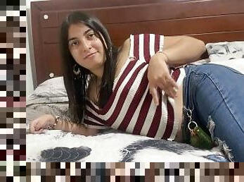 Mujer sexy en la cama posando para ser follada