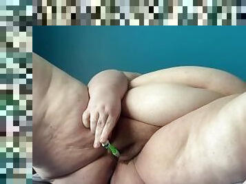 SSBBW uses her pussy with a toothbrush
