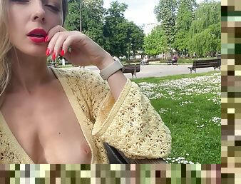 gros-nichons, public, horny, blonde, seins, fétiche, solo, exhibitionniste, parc, clignotant