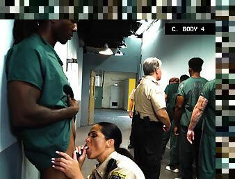 Inmate fucks big ass mature cop and comes on her naturals