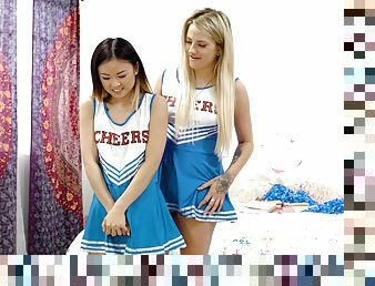 Cheerleaders get intimate after a nice teasing session