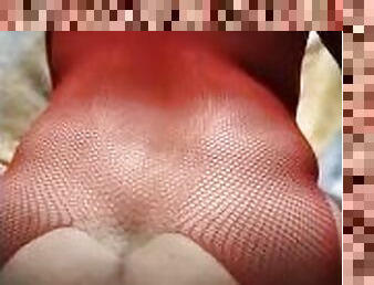 Chico es cogido por dildo gigante 30cm vestido con body rojo