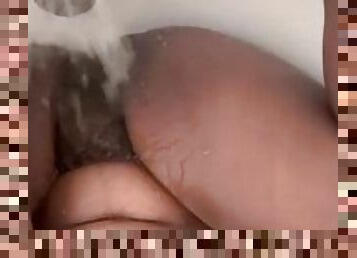 Amateurs 1st bathtub masterbation / faucet fuck