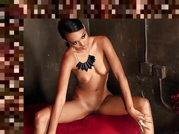 Curvy ass ebony nude solo posing on cam