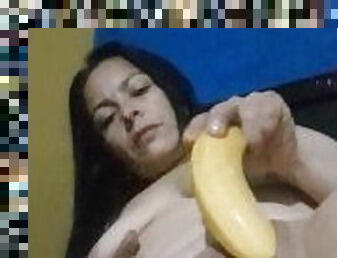 Me masturbo  con un  banano ...que rico placer