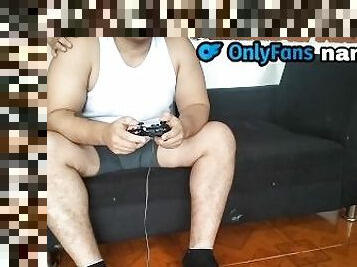 Se canso de verme jugar en el play, queria que jugara con su coño