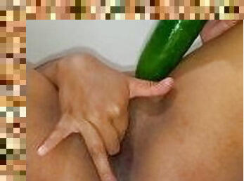 Me masturbo con un pepino y termina en squirt ????