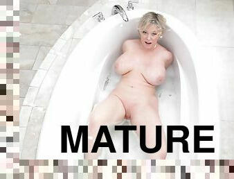 Sweet mature enjoys a warm bath and soft masturbation in cam solo
