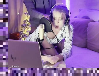 ????????????The stepson sweetly fucked a wet, insatiable stepmom for interfering in a video game stream